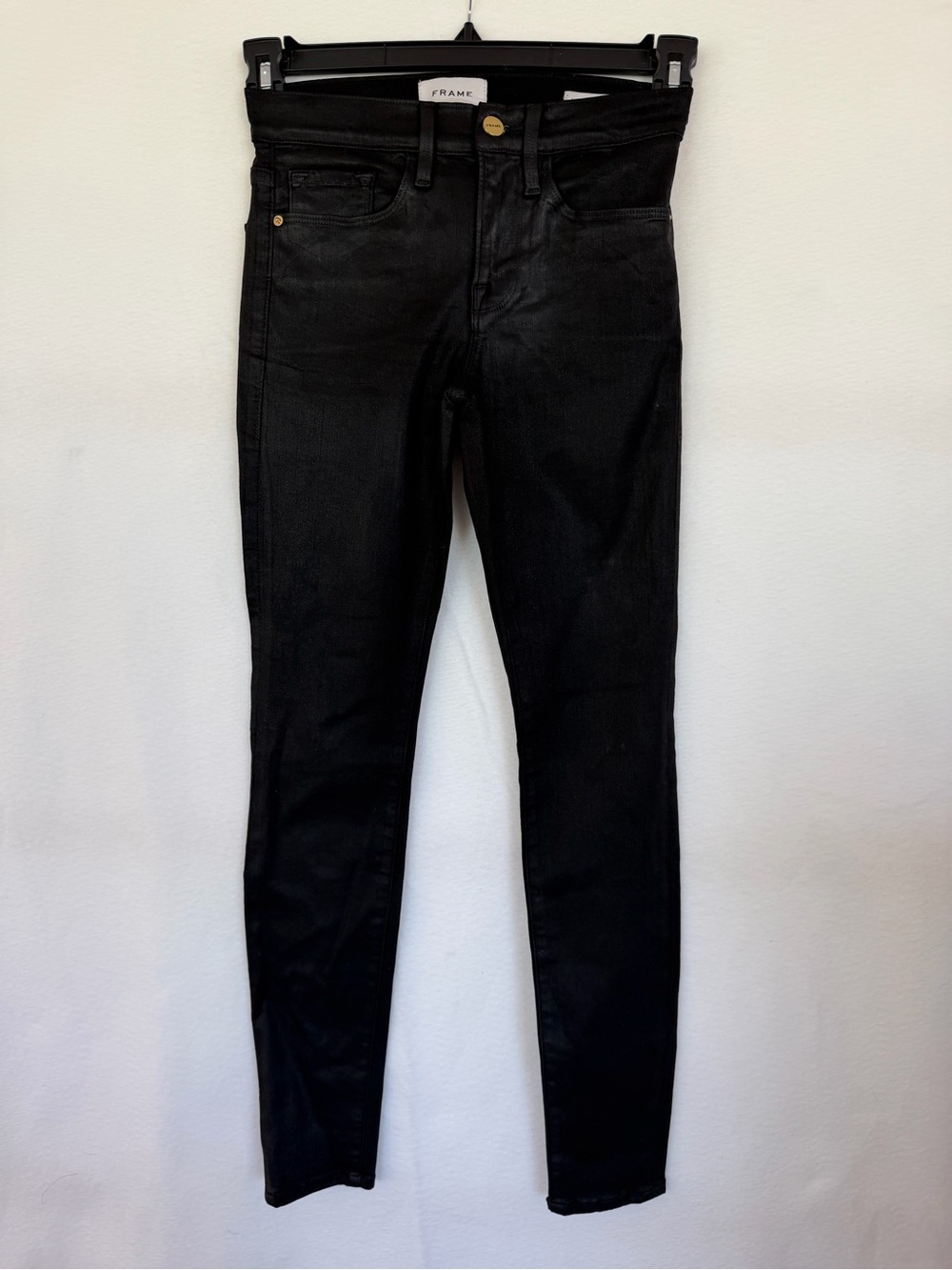 FRAME Le Skinny Coated Jean in Noir Coated
